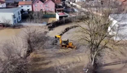 Reshje intensive/ Përmbytje masive në Kërçovë, qindra banorë largohen nga shtëpitë