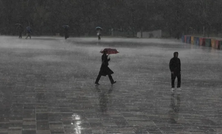 Reshje shiu me intensitet të lartë, si parashikohet moti për këtë të premte