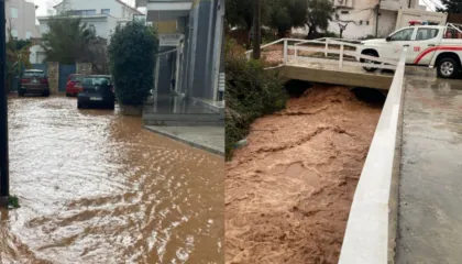 Reshje të dendura shiu përmbytin rrugët e Himarës, Bashkia thirrje qytetarëve: Shmangi lëvizjet