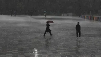 Reshje të herëpashershme shiu, si parashikohet moti për këtë të diel