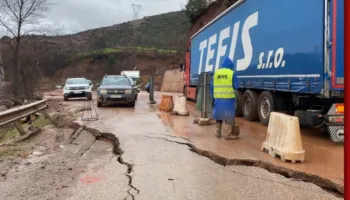 Reshjet çajnë aksin Librazhd–Prrenjas, qytetarët: Katastrofë! Urojmë mos të ndodhin aksidente