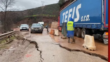Reshjet çajnë aksin Librazhd–Prrenjas, qytetarët: Katastrofë! Urojmë mos të ndodhin aksidente