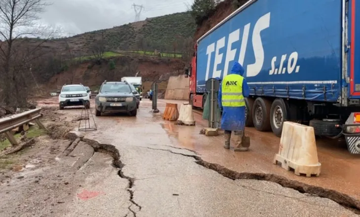 Reshjet çajnë aksin Librazhd–Prrenjas, qytetarët: Katastrofë! Urojmë mos të ndodhin aksidente