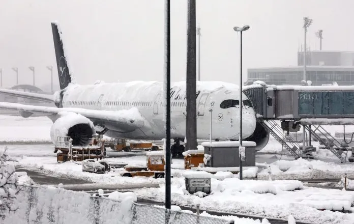 Reshjet dhe stuhitë paralizojnë fluturimet në Vjenë dhe Mynih
