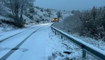 Reshjet e dëborës krijojnë problematika në disa akse rrugore në Korçë, apel për drejtuesit e mjeteve