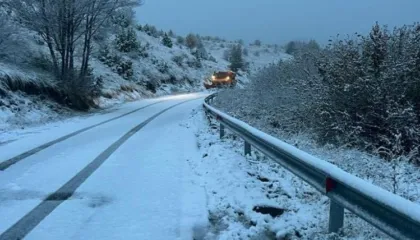 Reshjet e dëborës krijojnë problematika në disa akse rrugore në Korçë, apel për drejtuesit e mjeteve