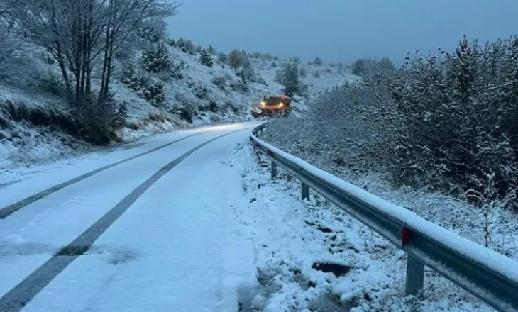 Reshjet e dëborës krijojnë problematika në disa akse rrugore në Korçë, apel për drejtuesit e mjeteve