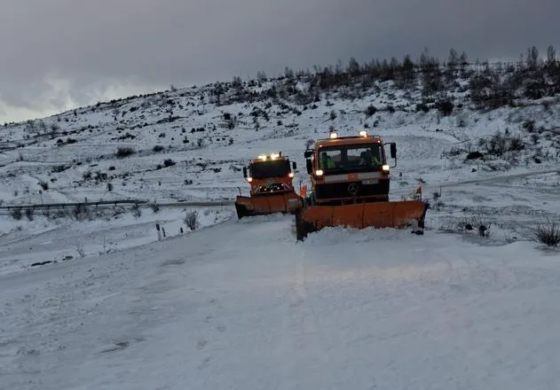 Reshjet e dëborës në akset malore/ ARRSH apelon për kujdes të shtuar dhe goma dimërore