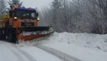 Reshjet e dëborës “pushtojnë” disa akse rrugore