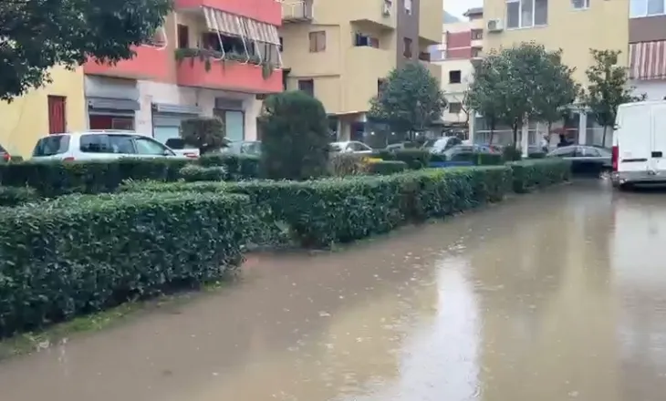 Reshjet e dendura përmbytin disa zona në Lezhë, probleme edhe me energjinë elektrike