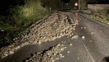 Reshjet e dendura të shiut prekin dhe qarkun e Gjirokastrës, prani inertesh dhe bllokim të rrugëve nga rrëshqitja e dherave