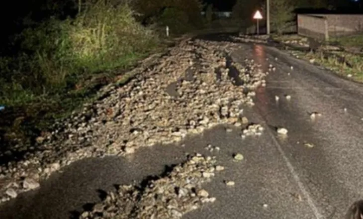 Reshjet e dendura të shiut prekin dhe qarkun e Gjirokastrës, prani inertesh dhe bllokim të rrugëve nga rrëshqitja e dherave