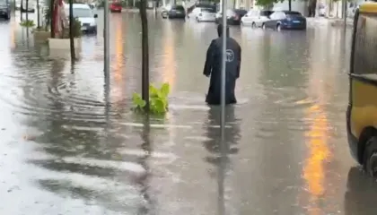 Reshjet e dendura të shiut shkaktojnë vshtirëi për lëvizjen këmbësorëve në Durrës