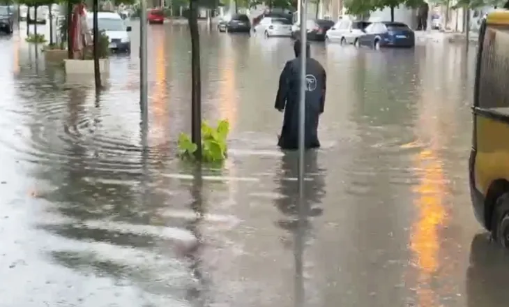 Reshjet e dendura të shiut shkaktojnë vshtirëi për lëvizjen këmbësorëve në Durrës