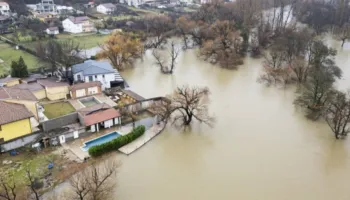 Reshjet e shiut dhe shkarkimi nga 3 HEC-et në kaskadën e Drinit, përmbytje në Obot, niveli i ujit arrin në 50 cm
