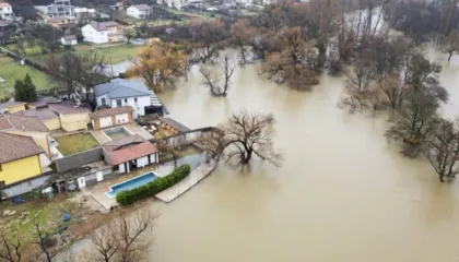 Reshjet e shiut dhe shkarkimi nga 3 HEC-et në kaskadën e Drinit, përmbytje në Obot, niveli i ujit arrin në 50 cm