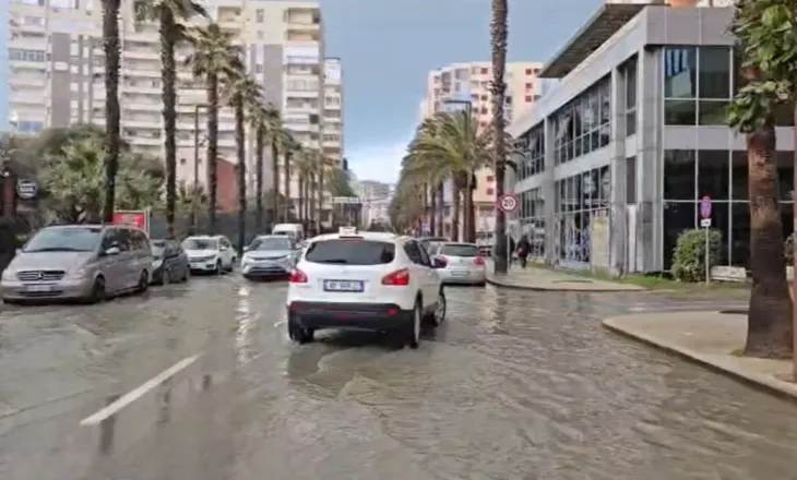 Reshjet e shiut ngrenë ujërat në Durrës, qarkullimi bllokohet në Currila