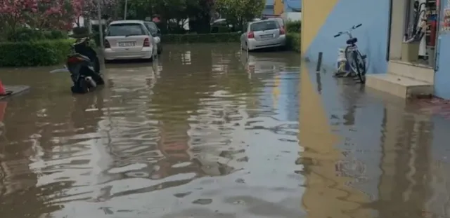 Reshjet e shiut përmbysin Lezhën, probleme me energjinë elektrike në disa zona