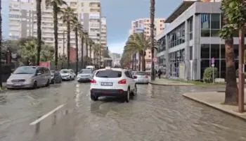 Reshjet e shiut rrisin nivelin e ujit në Durrës, qarkullimi bllokohet në Currila