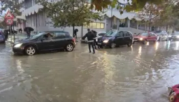 Reshjet paralizojnë rrugët e Durrësit, ndalohet lundrimi i anijeve të peshkimit