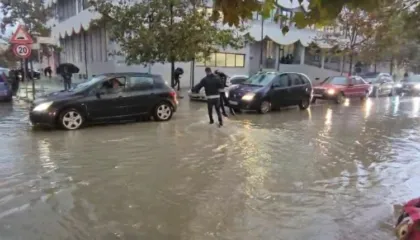 Reshjet paralizojnë rrugët e Durrësit, ndalohet lundrimi i anijeve të peshkimit