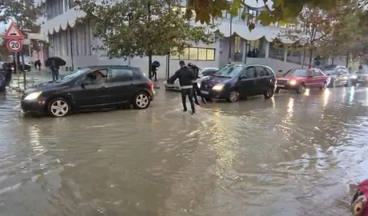 Reshjet paralizojnë rrugët e Durrësit, ndalohet lundrimi i anijeve të peshkimit