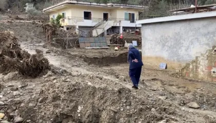 Reshjet shkaktojnë dëme në Përmet/ Banesa të prekura dhe rrëshqitje toke në zonën veriore të qytetit