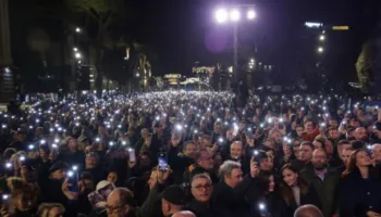 Reuters për protestën e opozitës: Policia në Tiranë përdori gaz lotsjellës dhe topa uji!
