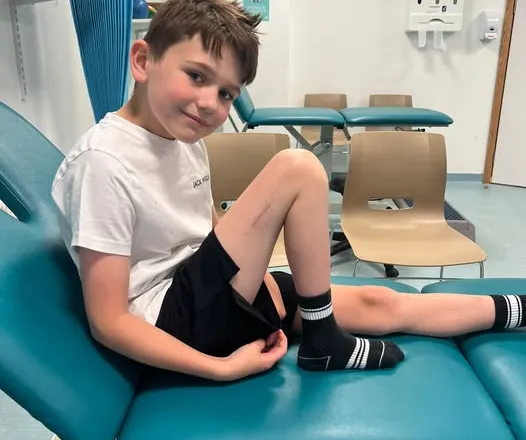 Revolucion në mjekësi/ 9-vjeçari në Britani bëhet fëmija i parë që iu nënshtrua një operacioni për zgjatjen e këmbës