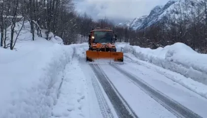 Rikthehen reshjet e borës në zonat malore, apel qytetarëve: Lëvizni me goma dimërore