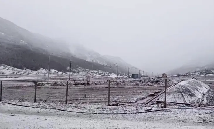 Rikthen reshjet e dëborës në qarkun e Elbasanit, qarkullimi i mjeteve vijon pa probleme