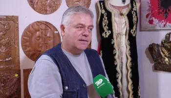 Rikthimi i odave shqiptare/ Mjeshtri i punimeve me dru në Elbasan përpiqet të rikthejë tavanet dekorative