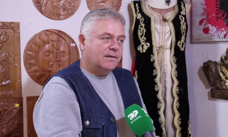 Rikthimi i odave shqiptare/ Mjeshtri i punimeve me dru në Elbasan përpiqet të rikthejë tavanet dekorative