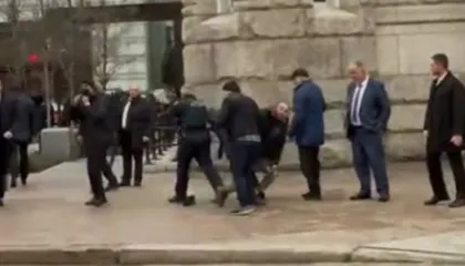 Rojet e sigurisë së Presidentit të Azerbajxhanit sulmojnë protestuesit në Uashington