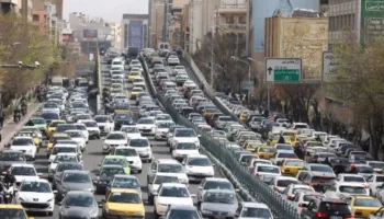 Rradhë e gjatë makinash në Tehran! Qytetarët i ikin luftës