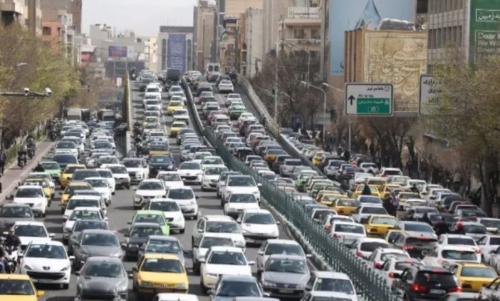 Rradhë e gjatë makinash në Tehran! Qytetarët i ikin luftës