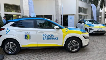 Rrahu dhe kërcënoi punonjësin e Policisë Bashkiake, shpallet në kërkim 19-vjeçari