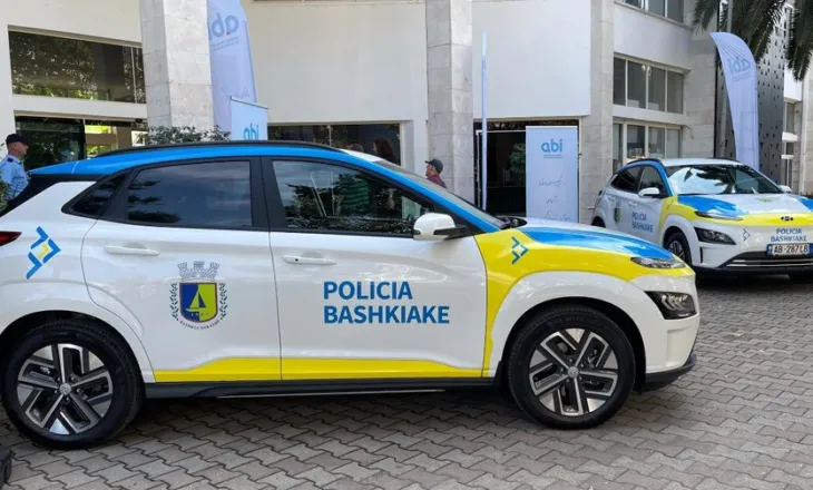 Rrahu dhe kërcënoi punonjësin e Policisë Bashkiake, shpallet në kërkim 19-vjeçari