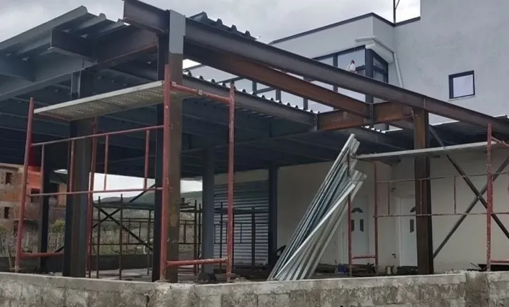 Rrëshqiti nga çatia, ndërron jetë 50-vjeçari në Berat (EMRI)