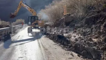 Rrëshqitja e dherave bllokon rrugën Maliq–Lozhan–Strelcë, kufizohet qarkullimi