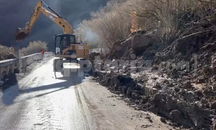 Rrëshqitja e dherave bllokon rrugën Maliq–Lozhan–Strelcë, kufizohet qarkullimi