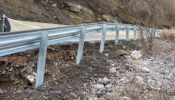 Rrëshqitja e dherave bllokon rrugën Maliq–Lozhan–Strelcë, paralizohet qarkullimi