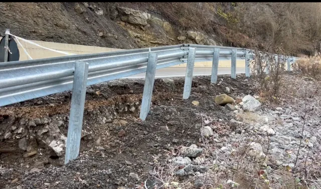 Rrëshqitja e dherave bllokon rrugën Maliq–Lozhan–Strelcë, paralizohet qarkullimi