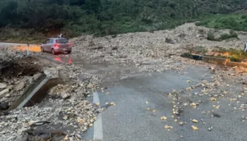 Rrëshqitja e dherave bllokon rrugën në fshatin Shën Vasil të Himarës