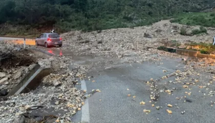 Rrëshqitja e dherave bllokon rrugën në fshatin Shën Vasil të Himarës