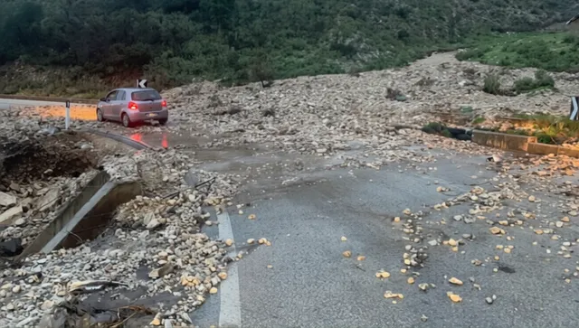 Rrëshqitja e dherave bllokon rrugën në fshatin Shën Vasil të Himarës