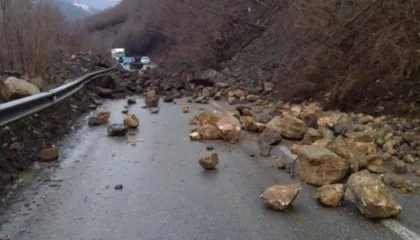 Rrëshqitja e gurëve bllokon aksin Librazhd- Qafë Thanë, paralizohet qarkullimi i automjeteve