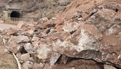 Rrëshqitja e gurëve bllokon rrugën Theth–Ndërlysaj, punimet për hapjen vazhdojnë