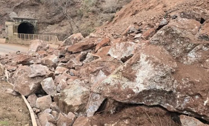 Rrëshqitja e gurëve bllokon rrugën Theth–Ndërlysaj, punimet për hapjen vazhdojnë
