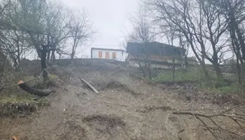 Rrëshqitja izolon lagjen “Pllakë” në Gjirokastër, banorët pa energji, rruga bllokohet nga masivi i dheut